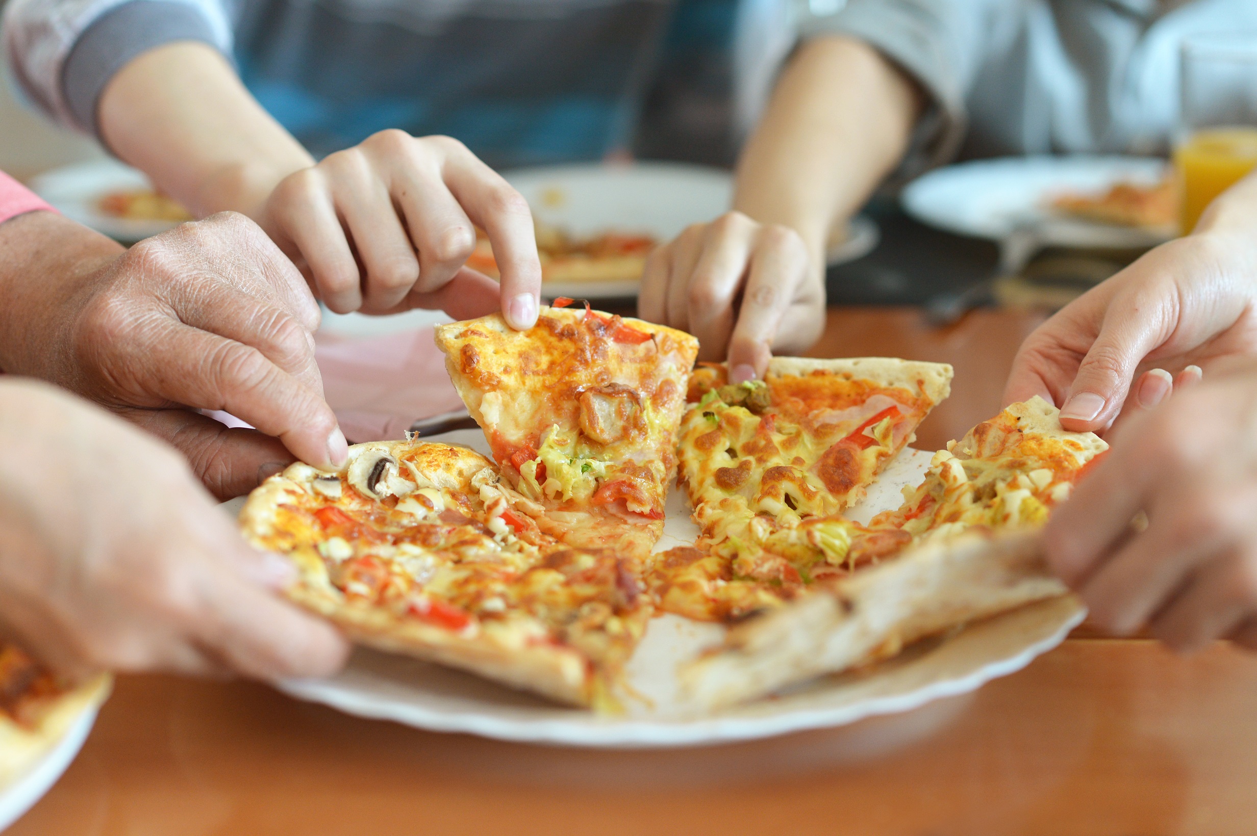 Что будет есть съесть сырое тесто. "Пицца". Пицца в руке. Кушать пиццу. Руки берут пиццу.